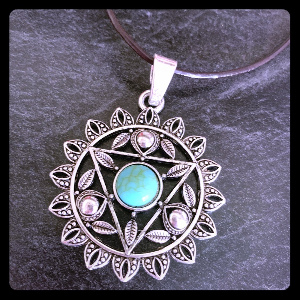 Faux turquoise flower pendant necklace